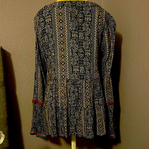 Size medium Savannah Jane top, flared with bell sleeves - Picture 3 of 5